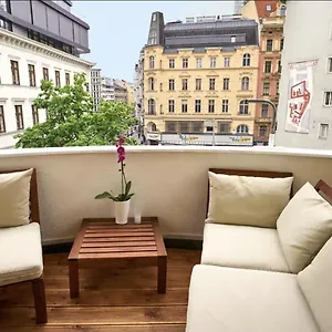 Centre Klimts Balcony Apartment