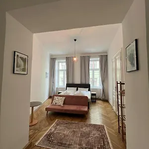 Centrally-located Authentic Vienne