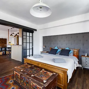 bohemian-old-town-boutique-apartment.bucharesthotelsnow.com/